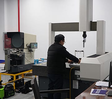 3D measurement involves using technologies such as laser scanners, coordinate measuring machines (CMMs), structured light scanners, or photogrammetry