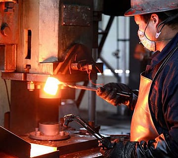 What Is Aluminum Forging? Process, Types, Alloys... 1 Aluminium forging process using a high-pressure hydraulic press machine in an industrial setting