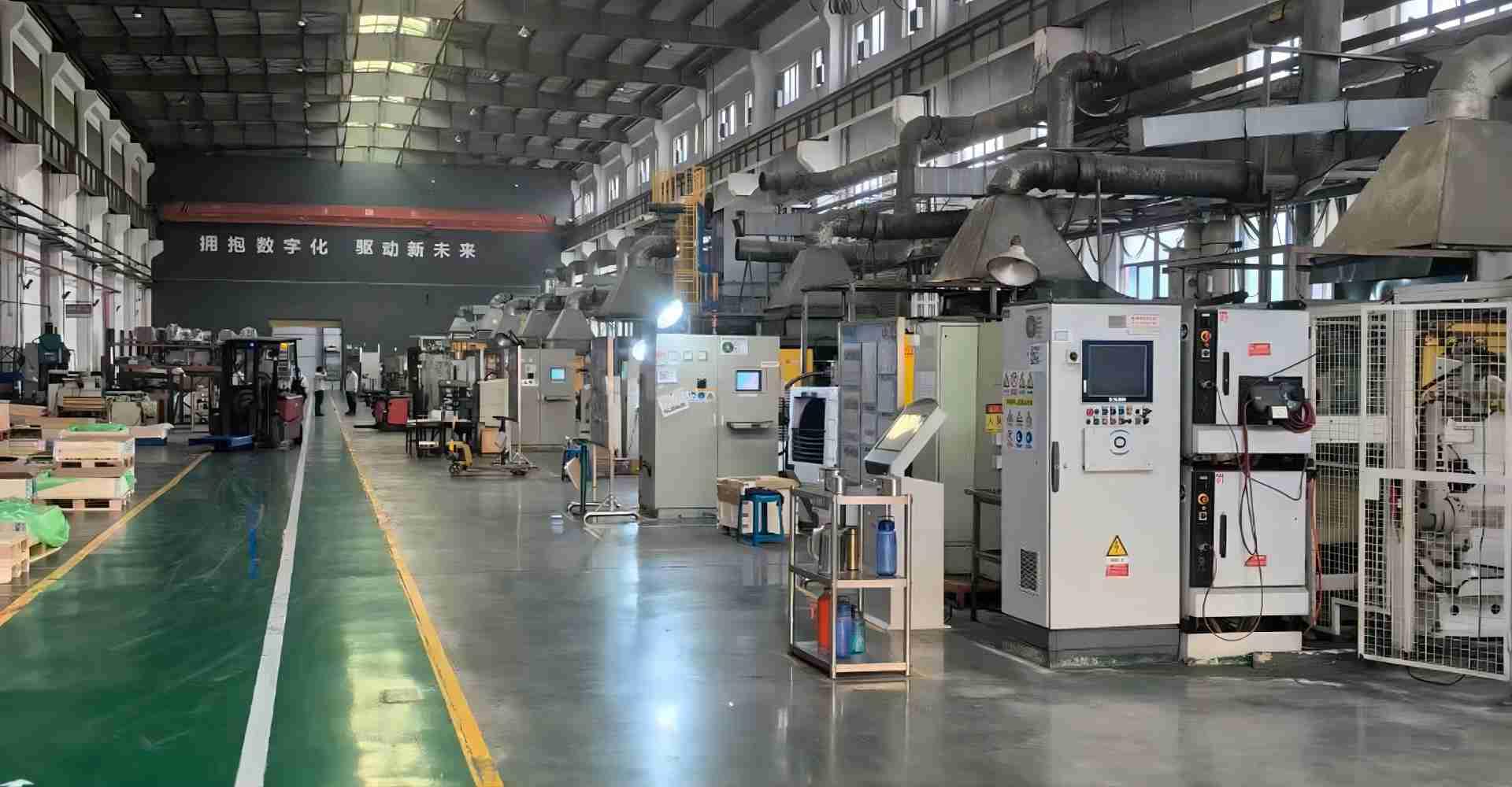 A casting factory equipped with a range of die casting machines, collaboratively manufacturing aluminum casting parts with high efficiency.